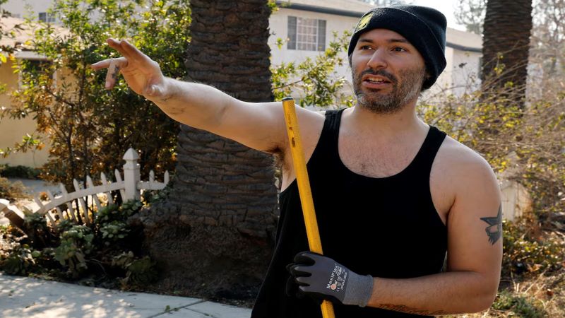 না পালিয়ে দাবানলের বিরুদ্ধে একাই যুদ্ধ করে বাঁচলেন তিনি